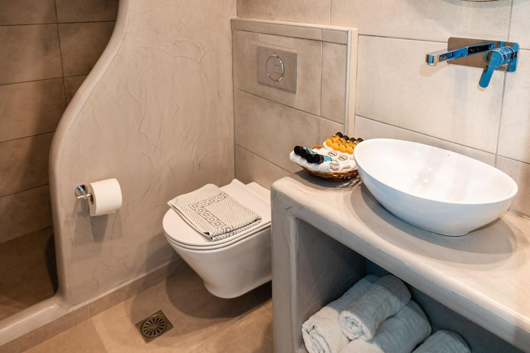 Bathroom 4, Perissa Bay, South Aegean
