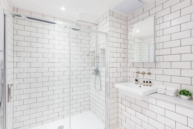 Bathroom 4, Urban Chic - Rathbone, London