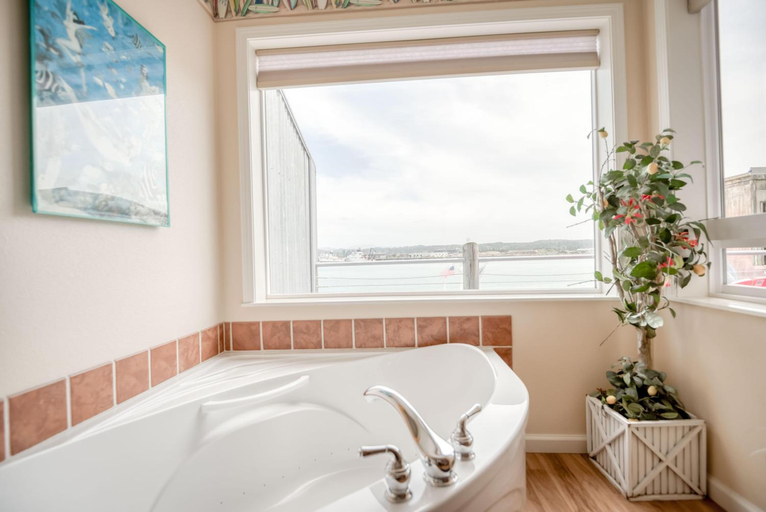 Bathroom 5, Surfer Dude - Anchor Pier Lodge, Lincoln