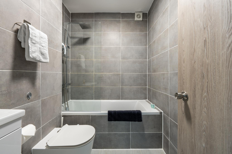 Bathroom, Ashview 01- Luxury - Free Parking , Surrey