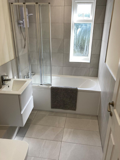 Bathroom, Newly Refurbished house - City Centre with Parking, Southampton