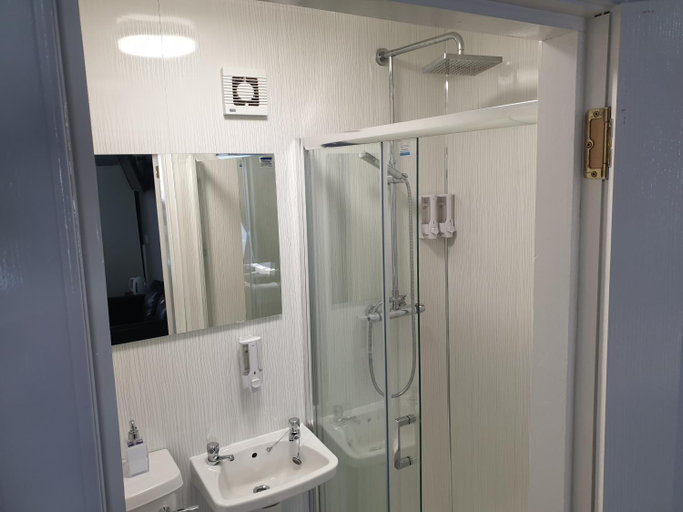 Bathroom 5, cellardyke en-suite rooms, Fife