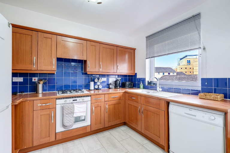 Others 4, Delightful 4 bedroom House Thamesmead West, London