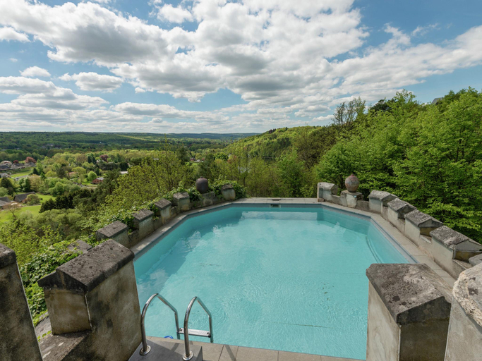 Sport & Beauty 4, Castle in Spa with Lake View Heated Pool, Liège