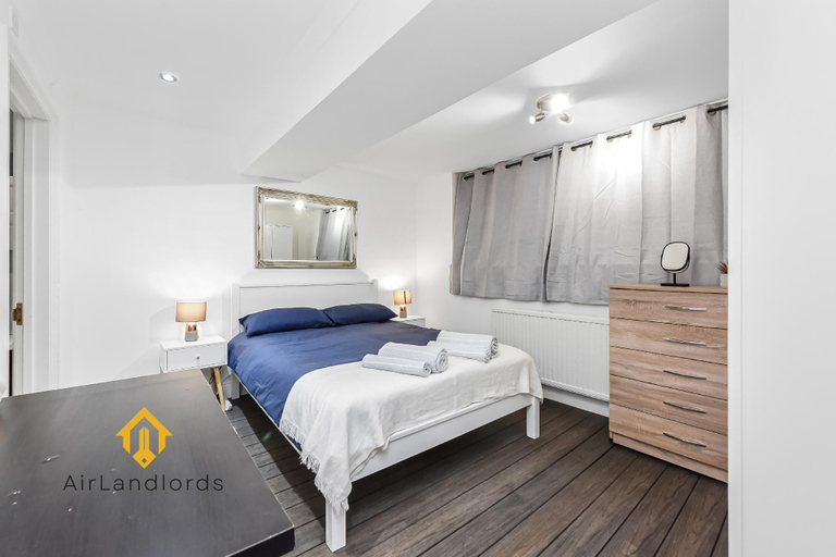 Bedroom 2, Exclusive 2Bed 2Bath Flat in Swiss Cottage, London