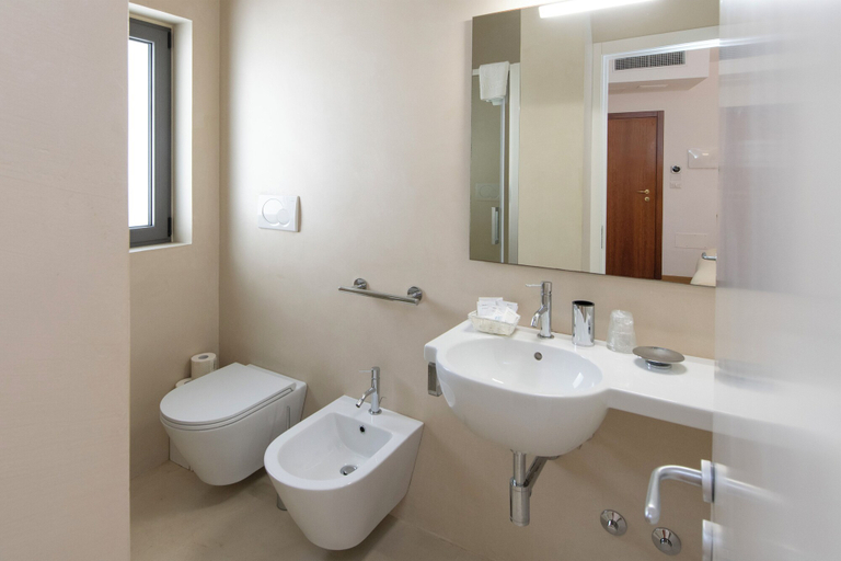 Bathroom 5, Hotel Albània, Lecce