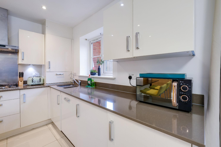 Others 5, Foxherne 6 Bedroom 3Bath Serviced House 18, Slough