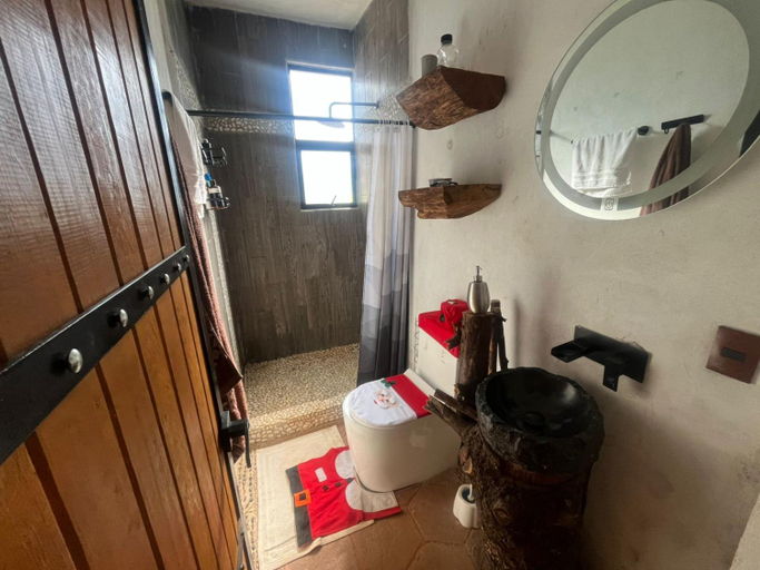 Bathroom 2, Bosque de Avandaro, Valle de Bravo