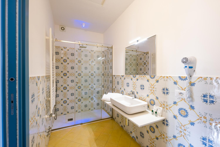 Bathroom 4, Costa Blu, Napoli