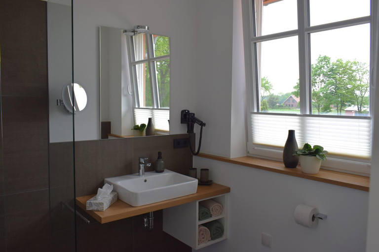 Bathroom 3, DZ/EZ Lodberger Scheunencafe, Cloppenburg