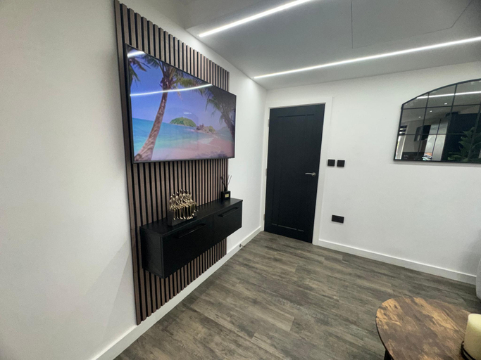 Others 4, Luxury Flat in Uxbridge, London