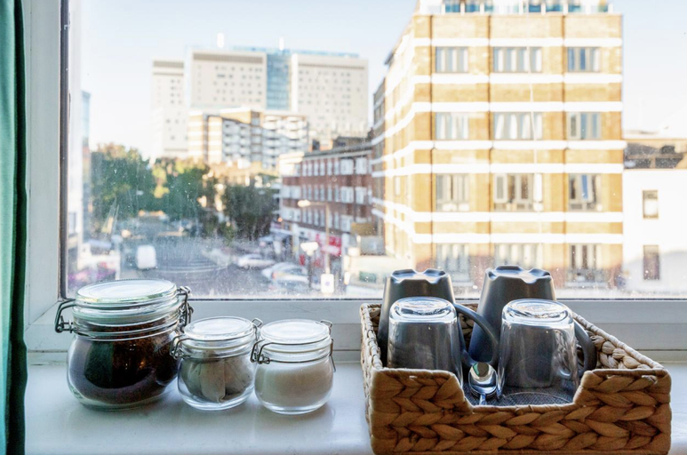 Food & Drinks, Ryam suites, London