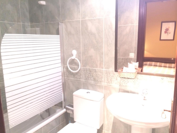 Bathroom 3, Hotel Nueva Allandesa, Asturias