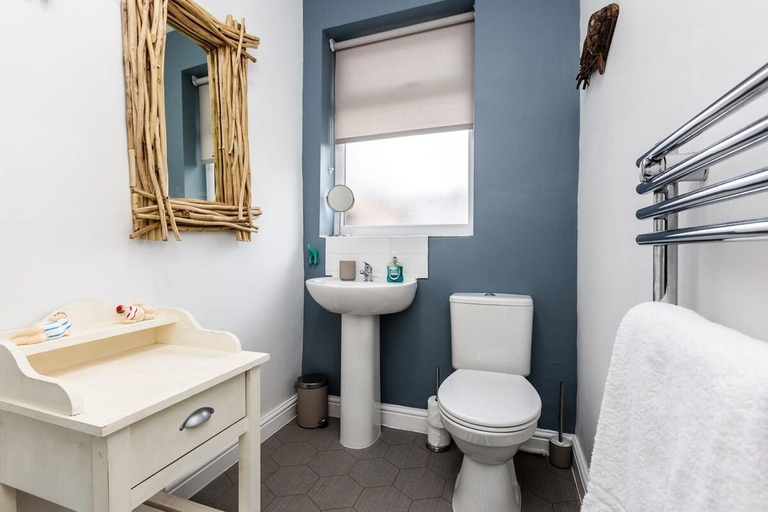 Bathroom, Hillside House | 2 Bedrooms parking WI-FI Hospital, Blackpool