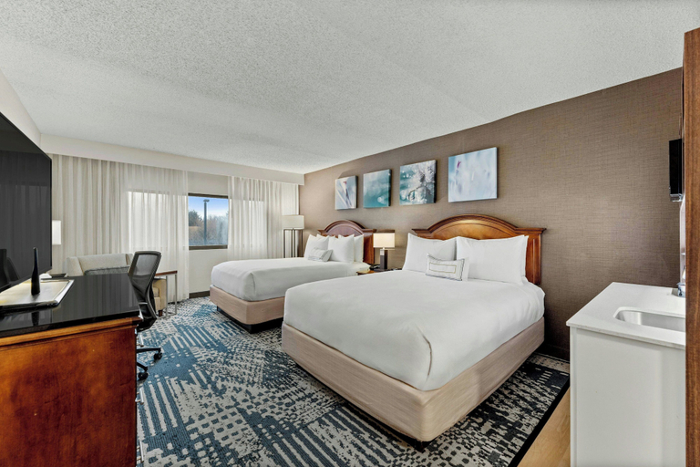 Bedroom 2, Delta Hotels by Marriott Mount Pleasant, Racine