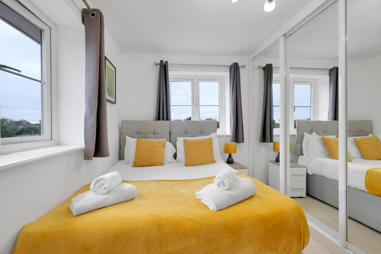 Bedroom 2, Foxherne 6 Bedroom 3Bath Serviced House 18, Slough