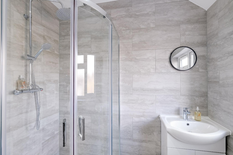 Bathroom 2, Chaucer Avenue 6 Bedroom + 3 Bathroom with Parking, London