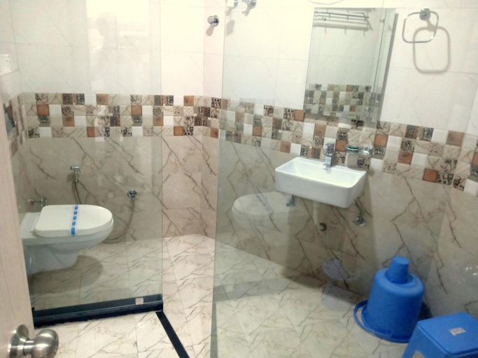 Bathroom 4, Hotel Shri Gourav, Bikaner