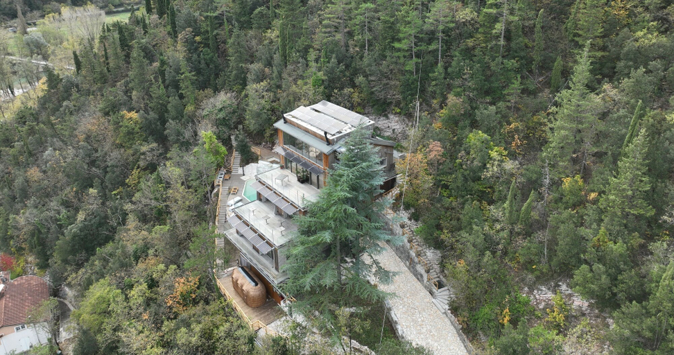 Exterior & Views