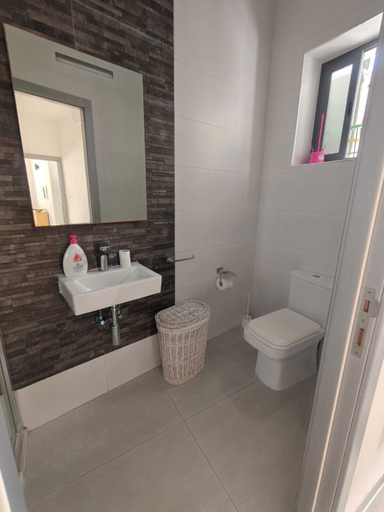 Bathroom 2, Twin Room with Laundry in Pembroke