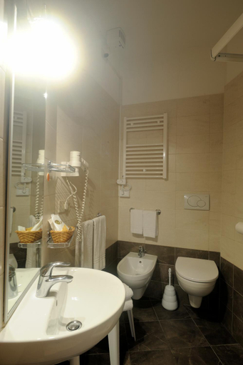 Others 3, Albergo Anita Alassio, Savona