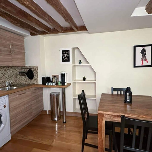 Room 5, Charming Tuileries 1 Bed Apt in the Centre of Paris, Paris