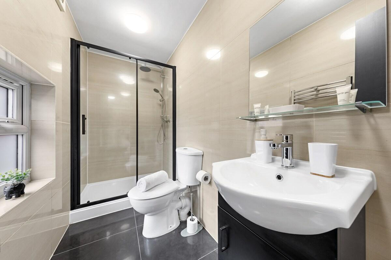 Bathroom 3, Mini Royale' - 1BDR - Parking, London