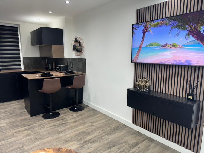 Others 3, Luxury Flat in Uxbridge, London