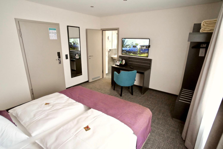 Bedroom 2, Bahnhof-Erzingen, hotel, coffee & more, Waldshut