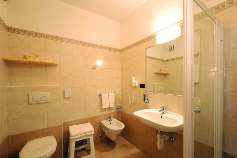 Bathroom 2, Hotel L'Ideale, Trento