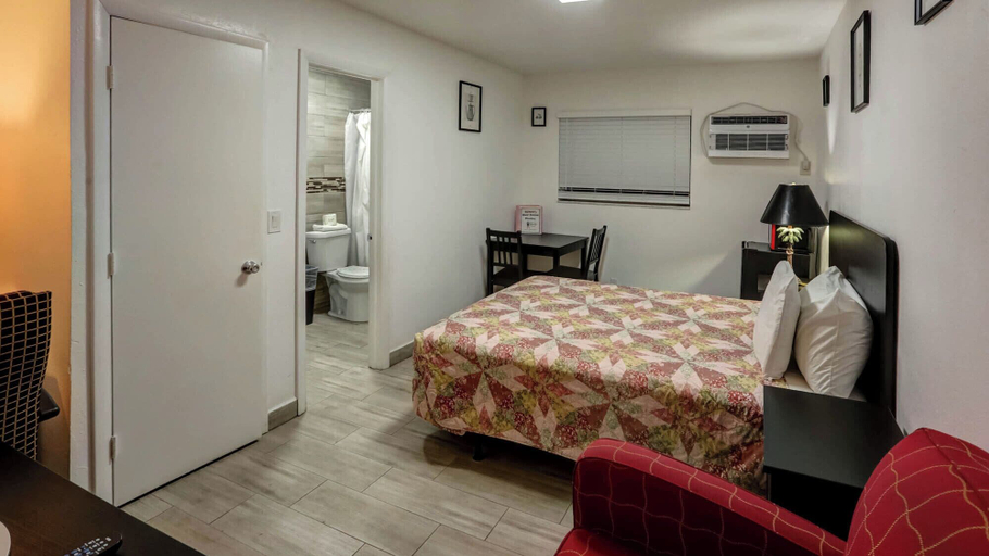 Bedroom 3, Richards Motel Courtyard, Broward
