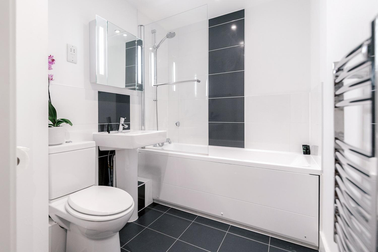 Bathroom, Roomspace Serviced Apartments - Capitol Square, Surrey