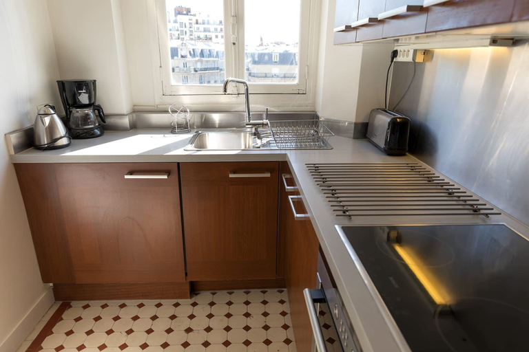 Room 2, Eiffel Park Peaceful 1 Bedroom Apt Near the Eiffel Tower, Paris