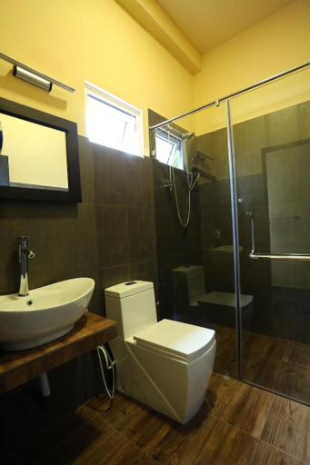 Bathroom 4, Edwin's Airport Garden., Katana