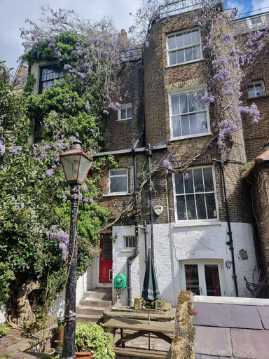 Others 4, Entire Ground Floor Flat, Free Parking and Garden, London