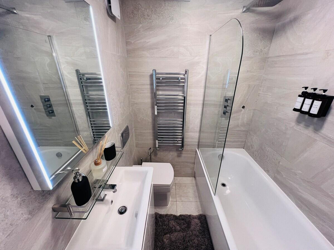 Bathroom 3, FT1 Brick Lane Apartment, London