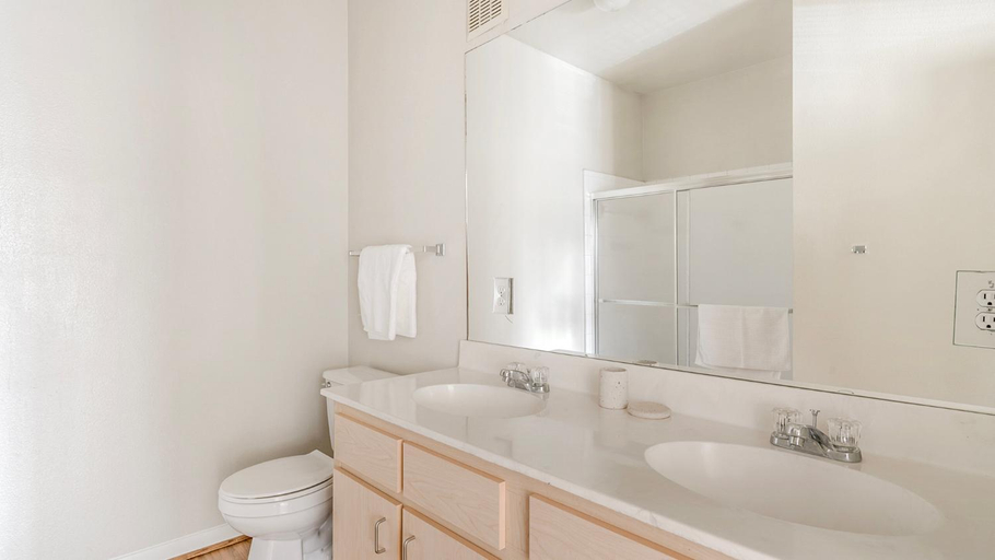Bathroom 2, Southbelt Furnished Smart Apartments by Barsala, Houston
