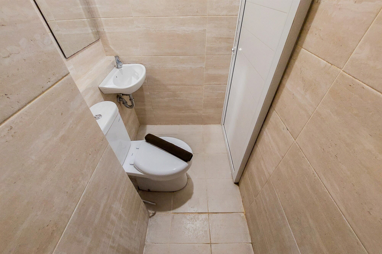 Bathroom, Luxury Studio at Springwood Residence Tangerang Apartment, Tangerang