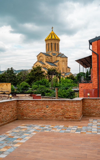Exterior & Views