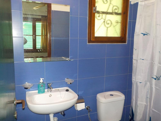 Bathroom 3, Azalea Studios, Thessaly