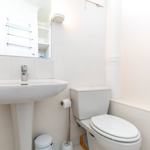 Room 3, Amiral View Great 1 Bedroom Apartment in Paris, Paris