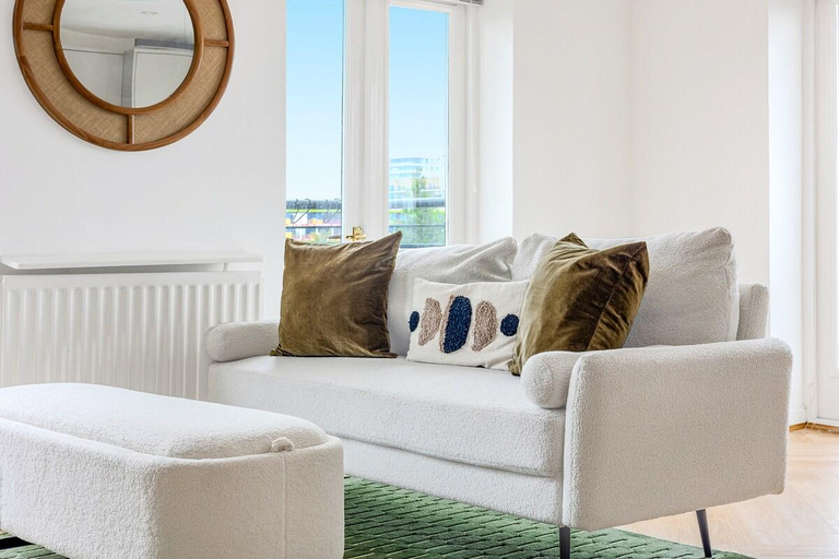 Others 5, Bright New 2BR flat w/Balcony near ExCeL London, London