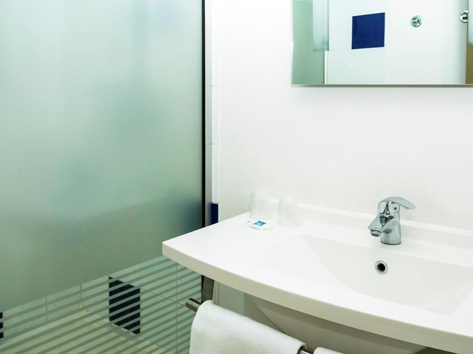 Bathroom 3, ibis budget Angoulême Nord, Charente