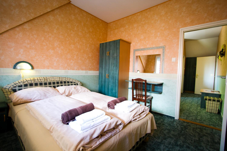 Bedroom 3, Piknik Wellness Hotel, Siófok