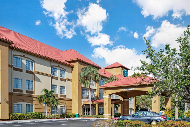 Exterior & Views 1, Stay Well Inn & Suites, Lee