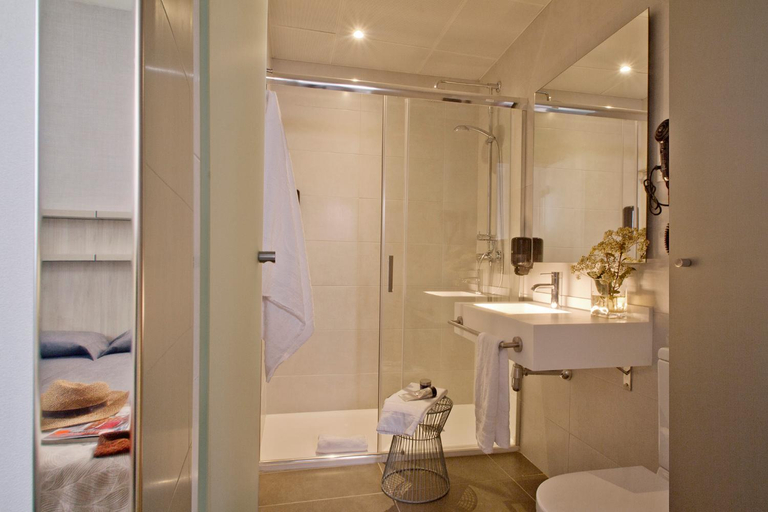 Bathroom 4, Hostal Benidorm, Barcelona