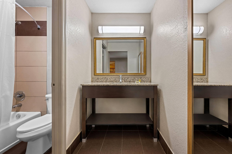 Bathroom 5, Days Inn by Wyndham Birmingham/West, Jefferson