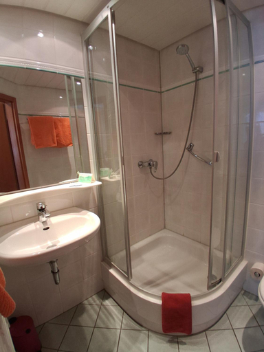 Bathroom 2, Landgasthof Schwabenpfanne, Alb-Donau-Kreis