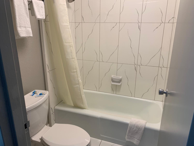 Bathroom, Executive Inn, Henry