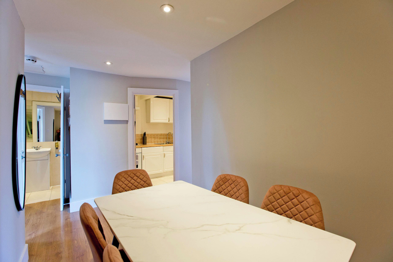 Others 5, Imperial Hogarth Road Apartment, London